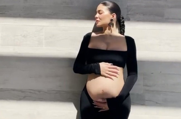 Kylie Jenner Umumkan Hamil Anak Kedua Lewat Video Menyentuh