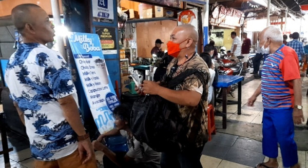 Cerita Ko Heri Botak: Dari Pemandu Wisata Putar Haluan Berjualan Parfum Keliling demi Menyambung Hidup
