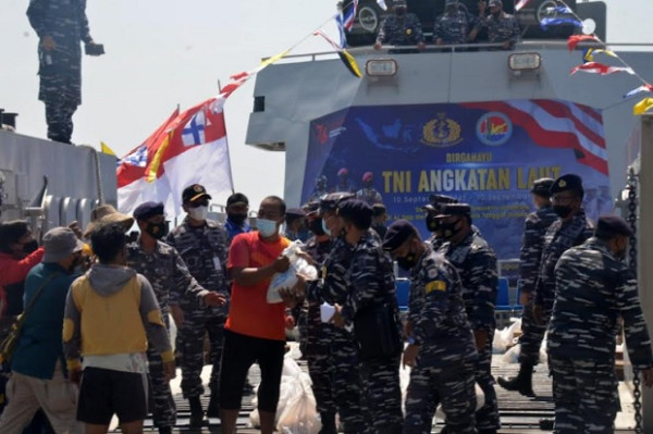 Ratusan Nelayan Serbu Kapal LCU di Perairan Selat Madura