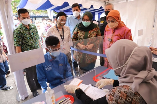 Menaker Ida Tinjau Aktivasi Rekening Pekerja Penerima BSU di Bandung
