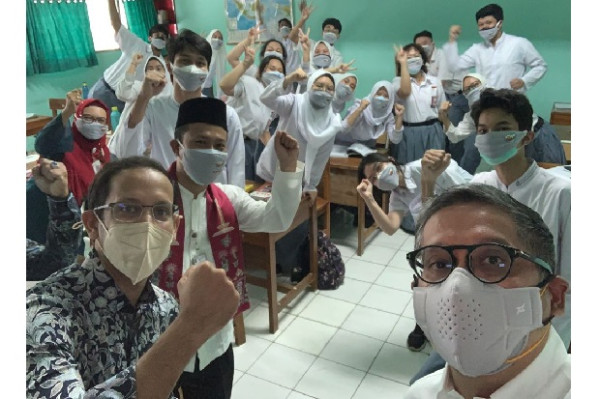 PTM Terbatas, Nadiem dan Putra Nababan Blusukan Bareng di Sekolah Jaktim