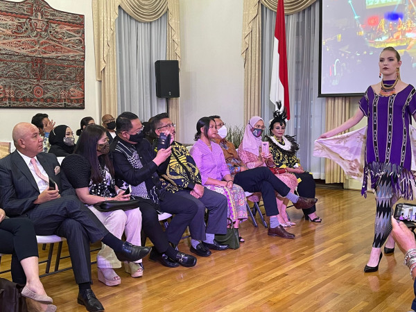 Fashion Show 7 Desainer Indonesia di KJRI New York