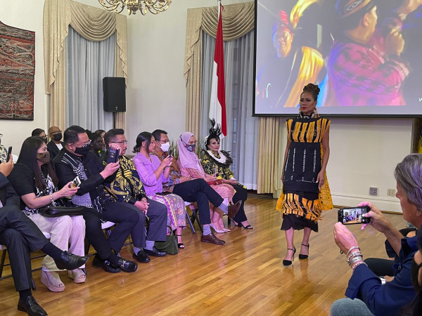 Fashion Show 7 Desainer Indonesia di KJRI New York