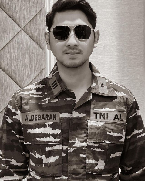 Arya Saloka Pakai Baju Tentara, Netizen: Kayak Song Joong Ki