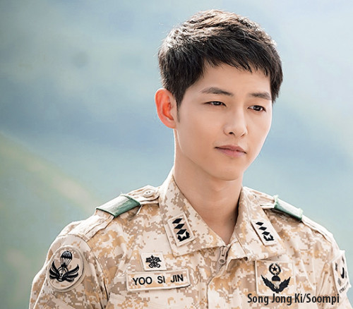 Arya Saloka Pakai Baju Tentara, Netizen: Kayak Song Joong Ki