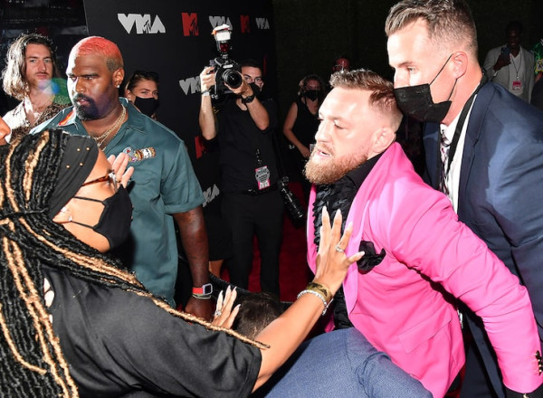 Machine Gun Kelly Ribut dengan Conor McGregor di Red Carpet MTV VMA 2021