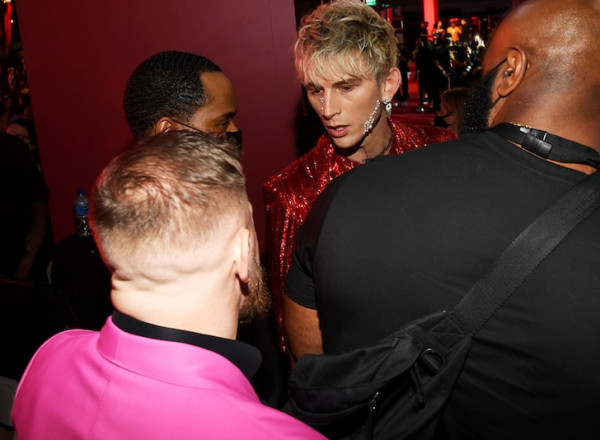 Machine Gun Kelly Ribut dengan Conor McGregor di Red Carpet MTV VMA 2021