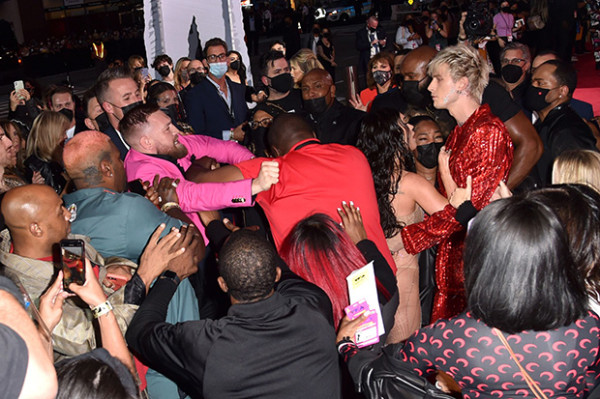Machine Gun Kelly Ribut dengan Conor McGregor di Red Carpet MTV VMA 2021
