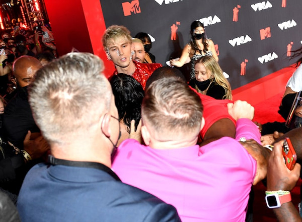 Machine Gun Kelly Ribut dengan Conor McGregor di Red Carpet MTV VMA 2021