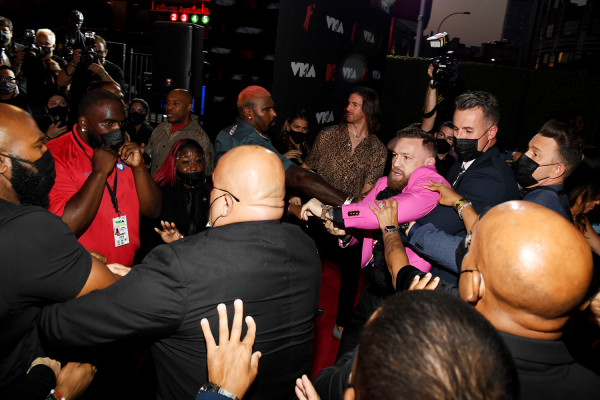 Machine Gun Kelly Ribut dengan Conor McGregor di Red Carpet MTV VMA 2021