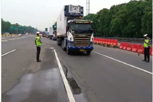 Dikawal Berlapis TNI-Polri, Begini Penampakan Pengamanan Pengiriman Vaksin dari Jakarta