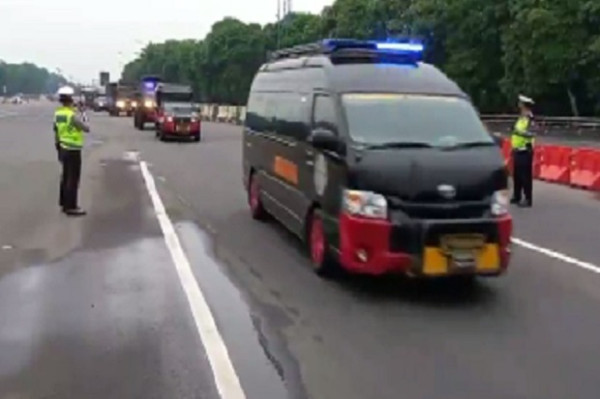 Dikawal Berlapis TNI-Polri, Begini Penampakan Pengamanan Pengiriman Vaksin dari Jakarta