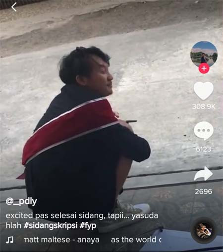 Viral! Pemuda Lulus Sidang Skripsi Tanpa Sambutan Teman padahal Sudah Siapkan Perayaan Maksimal