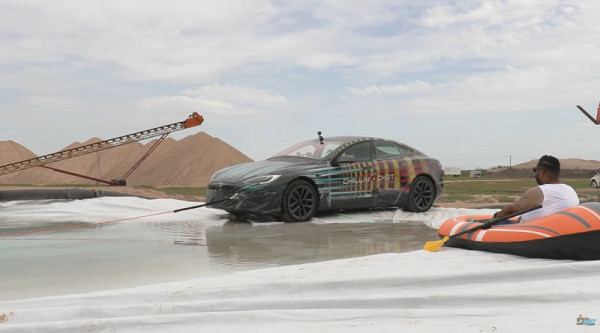 Terinspirasi Mobil James Bond, Youtuber Bikin Aksi Nekat Tesla Kapal Selam