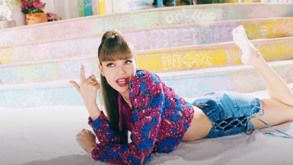 14 Kostum Lisa BLACKPINK dalam Video Musik 'LALISA' dan Nama Desainernya