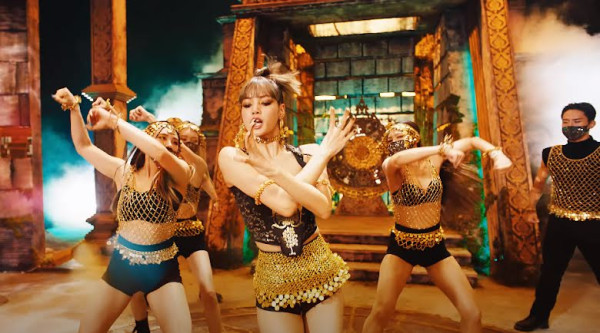 14 Kostum Lisa BLACKPINK dalam Video Musik 'LALISA' dan Nama Desainernya