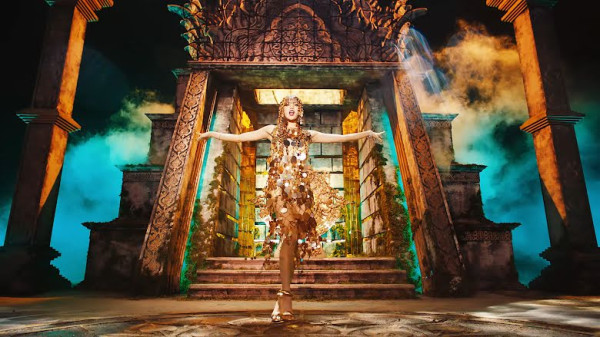 14 Kostum Lisa BLACKPINK dalam Video Musik 'LALISA' dan Nama Desainernya