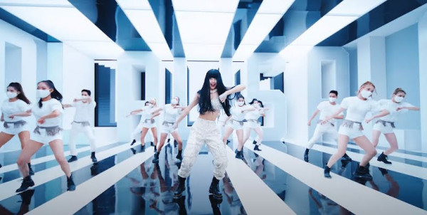 14 Kostum Lisa BLACKPINK dalam Video Musik 'LALISA' dan Nama Desainernya