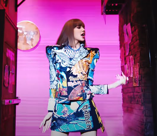 14 Kostum Lisa BLACKPINK dalam Video Musik 'LALISA' dan Nama Desainernya