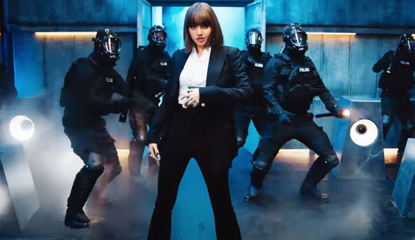 14 Kostum Lisa BLACKPINK dalam Video Musik 'LALISA' dan Nama Desainernya