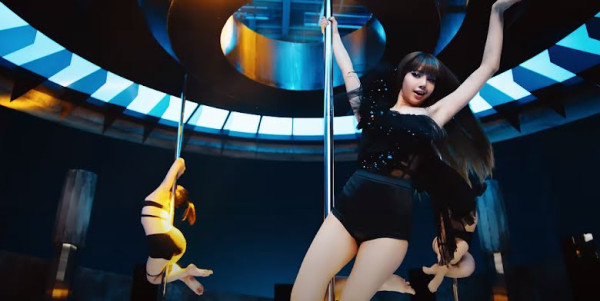 14 Kostum Lisa BLACKPINK dalam Video Musik 'LALISA' dan Nama Desainernya