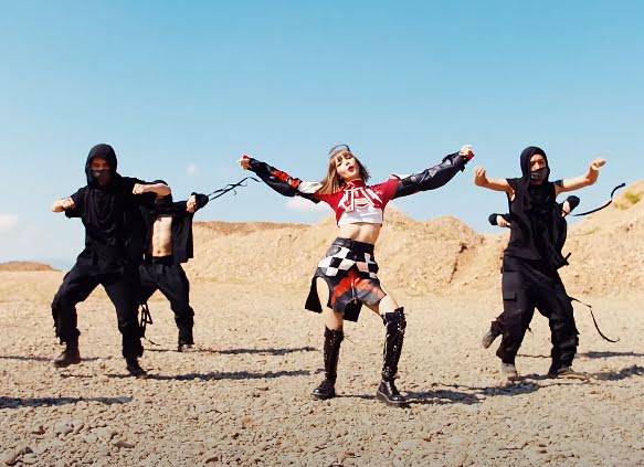 14 Kostum Lisa BLACKPINK dalam Video Musik 'LALISA' dan Nama Desainernya