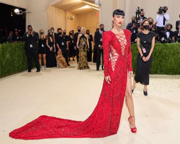 Megan Fox Tampil Perdana di Met Gala 2021, Memukau dengan Gaun Merah dan Poni Unik