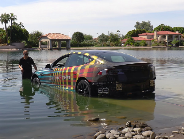 Terinspirasi Mobil James Bond, Youtuber Bikin Aksi Nekat Tesla Kapal Selam