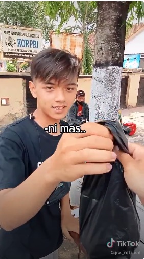 Viral Video Penjual Nanas Disebut Mirip Taeyong NCT