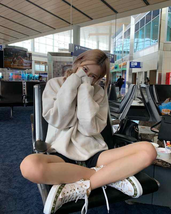 Inspirasi OOTD Rose BLACKPINK, Simpel tapi Tetap Kece!