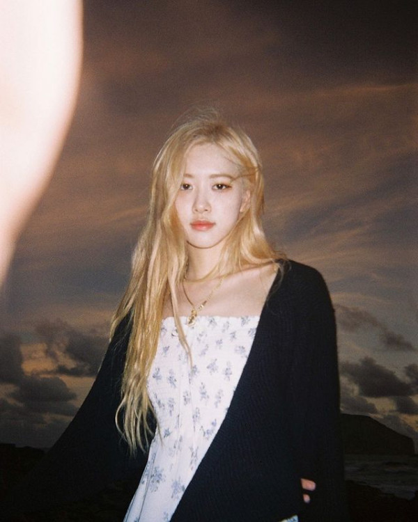 Inspirasi OOTD Rose BLACKPINK, Simpel tapi Tetap Kece!