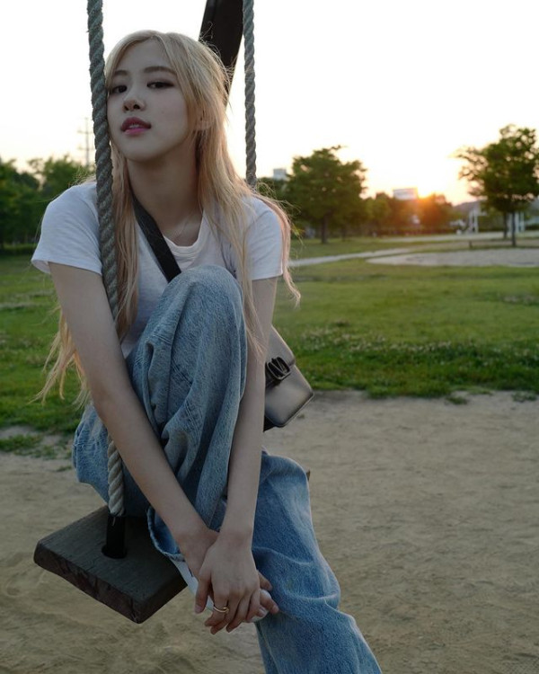 Inspirasi OOTD Rose BLACKPINK, Simpel tapi Tetap Kece!