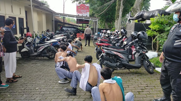Belasan Pelajar Ini Gagah-gagahan Cari Lawan Tawuran, Ditangkap Polisi Langsung Loyo
