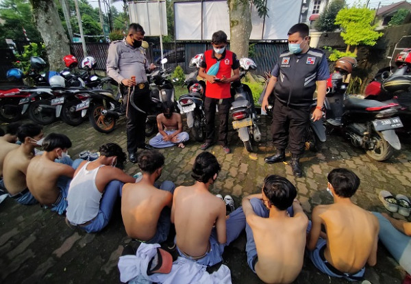 Belasan Pelajar Ini Gagah-gagahan Cari Lawan Tawuran, Ditangkap Polisi Langsung Loyo