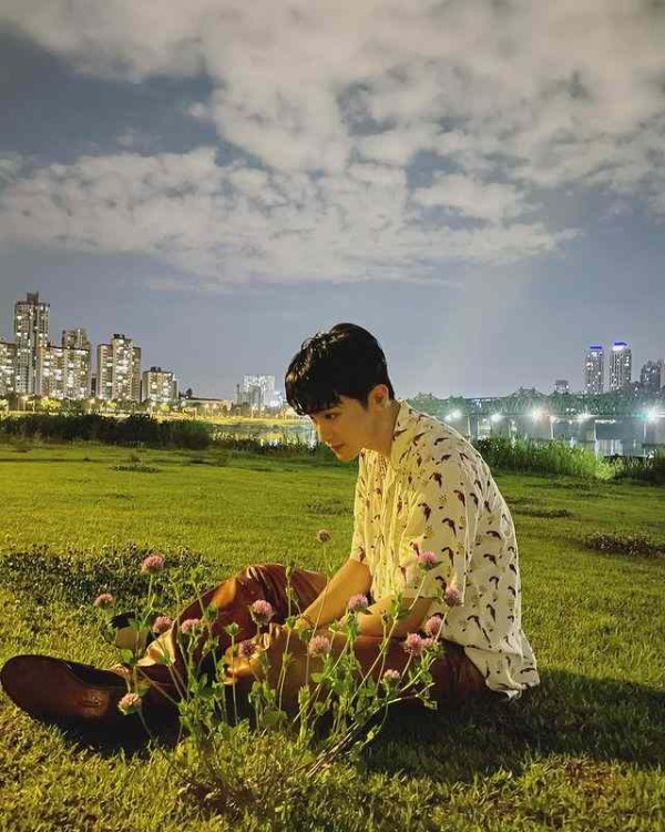 Potret Mark NCT Boyfriend Material, Pas Buat Bahan Halu!