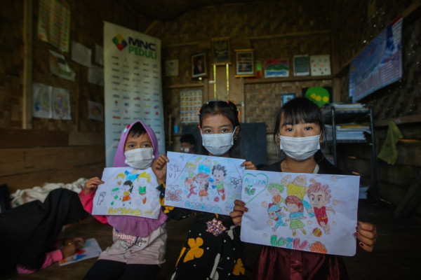 Latih Kreativitas, MNC Peduli Ajak Anak-Anak Kampung Cisadon Bogor Bermain Bersama