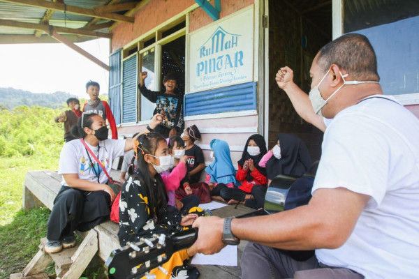 Latih Kreativitas, MNC Peduli Ajak Anak-Anak Kampung Cisadon Bogor Bermain Bersama