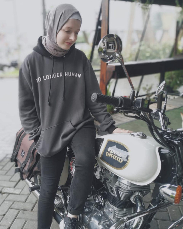 Viral! Kisah Bule Inggris Jadi Mualaf, Malu Masuk Masjid Tanpa Hijab