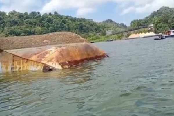 Penampakan Kapal Pengayoman IV Kemenkumham Usai Terbalik di Nusakambangan