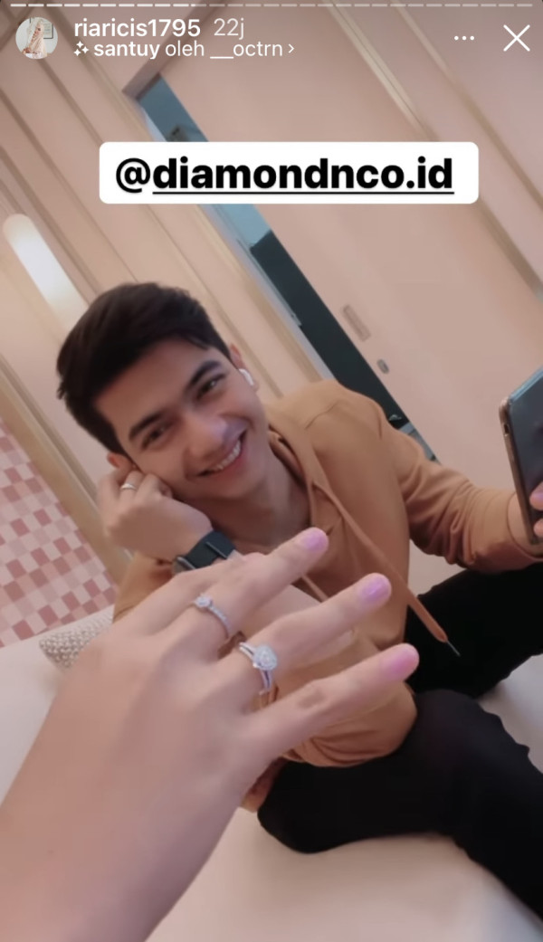 Ria Ricis Pamer Cincin Berlian dari Teuku Ryan