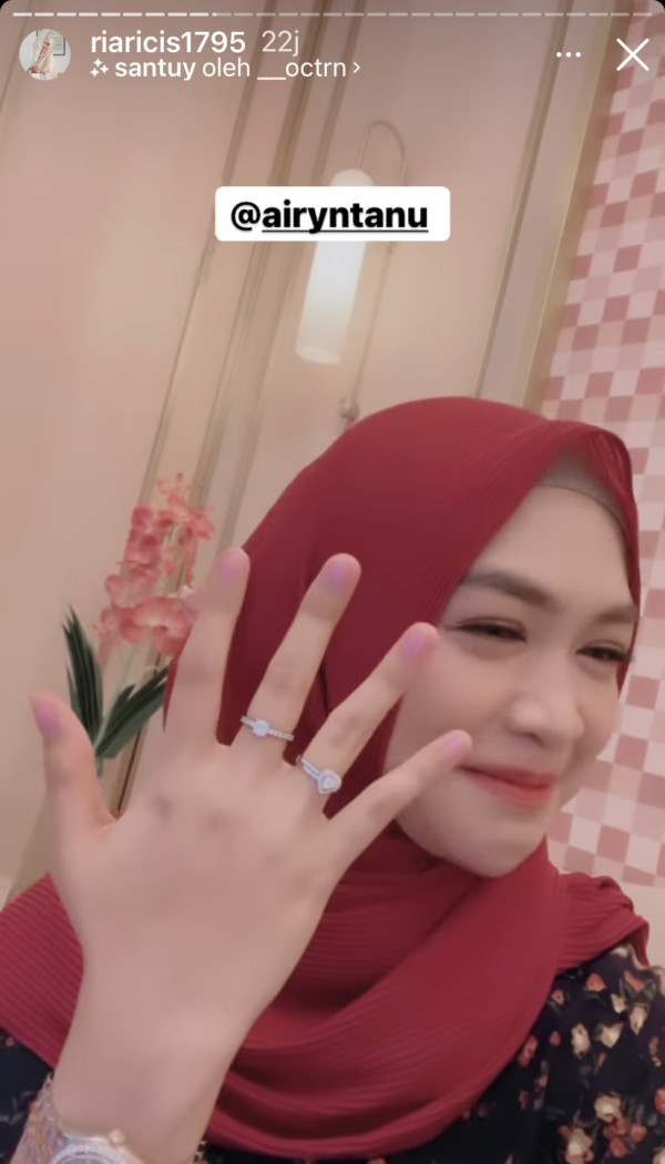 Ria Ricis Pamer Cincin Berlian Pemberian Teuku Ryan: Nangis Bombay!