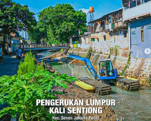 Antisipasi Banjir, Anies Pamer Pengerukan Lumpur di Sejumlah Wilayah