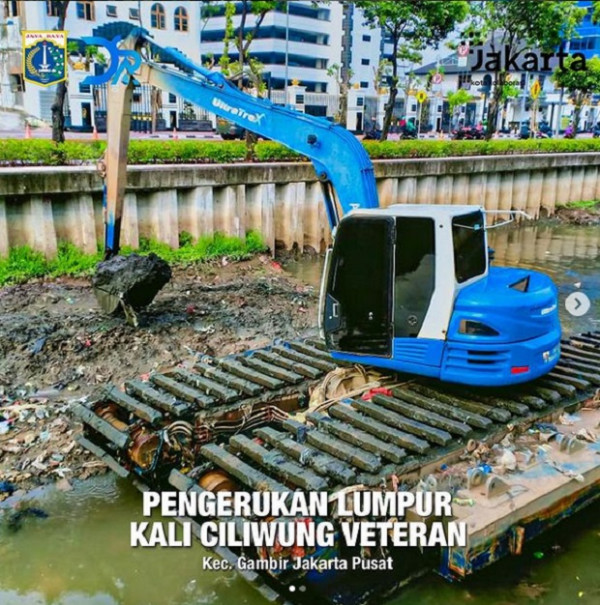Antisipasi Banjir, Anies Pamer Pengerukan Lumpur di Sejumlah Wilayah