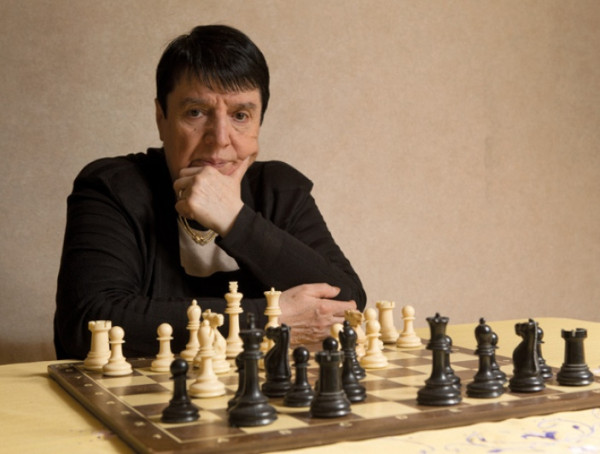 'The Queen Gambit' Dituntut Grand Master Perempuan karena Kalimat dalam Miniserinya