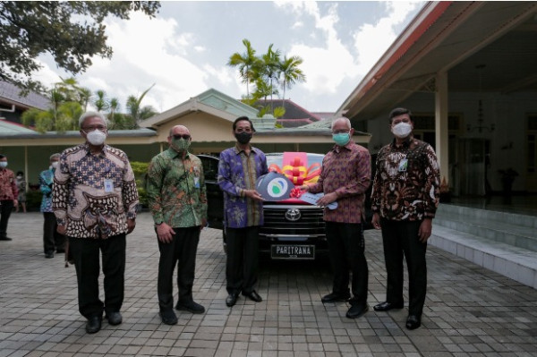 BPJS Ketenagakerjaan Serahkan Piala Paritrana Awards 2020 kepada Gubernur Daerah Istimewa Yogyakarta