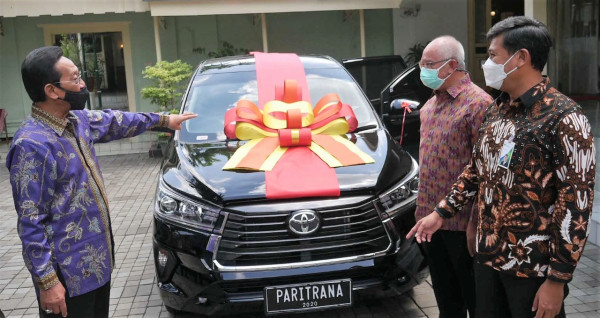 BPJS Ketenagakerjaan Serahkan Piala Paritrana Awards 2020 kepada Gubernur Daerah Istimewa Yogyakarta