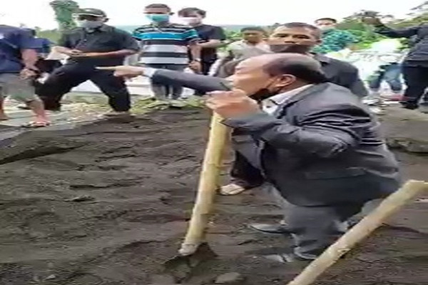 Video Keluarga Bongkar Kuburan Jenazah yang Diduga Positif COVID-19 Gemparkan Bitung
