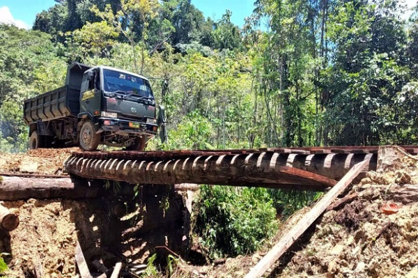 Dihancurkan KNPB, Jembatan di Kampung Fakario Berhasil Dibangun Kembali TNI dan Polri
