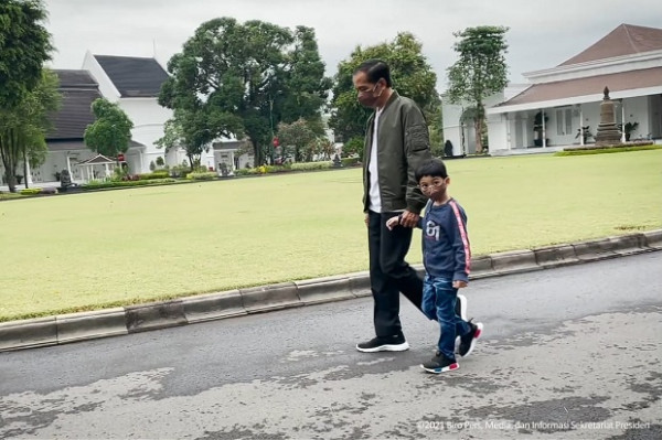Jokowi Ditemani Jan Ethes Bersepeda: Rasanya Baru Kemarin Saya Timang-timang