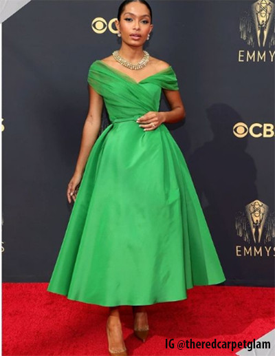 Fashion Warna-warni di Gelaran Karpet Merah Emmy Awards 2021, Yuk Intip!